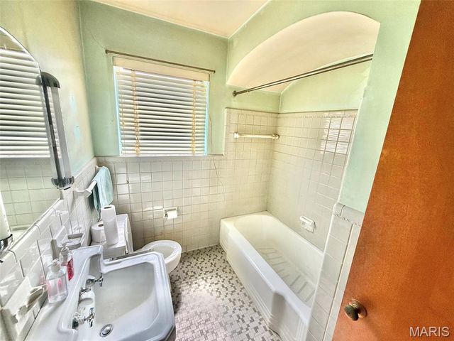 1615 Veronica Avenue, St Louis, MO 63147