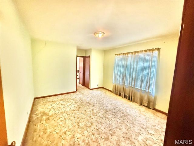 1615 Veronica Avenue, St Louis, MO 63147