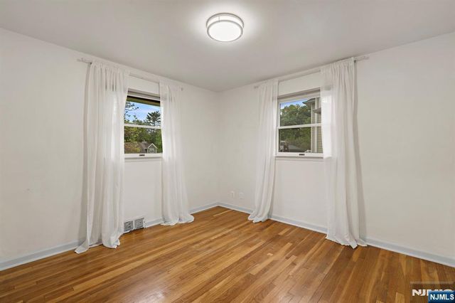 32 Beechwood Road, Cresskill, NJ 07626