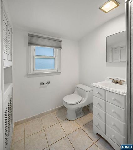 32 Beechwood Road, Cresskill, NJ 07626