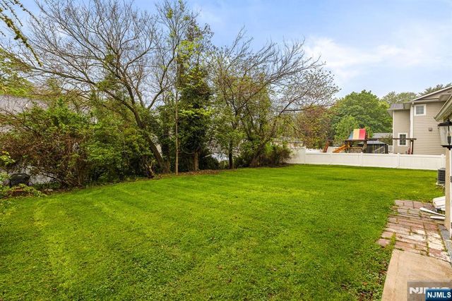 32 Beechwood Road, Cresskill, NJ 07626