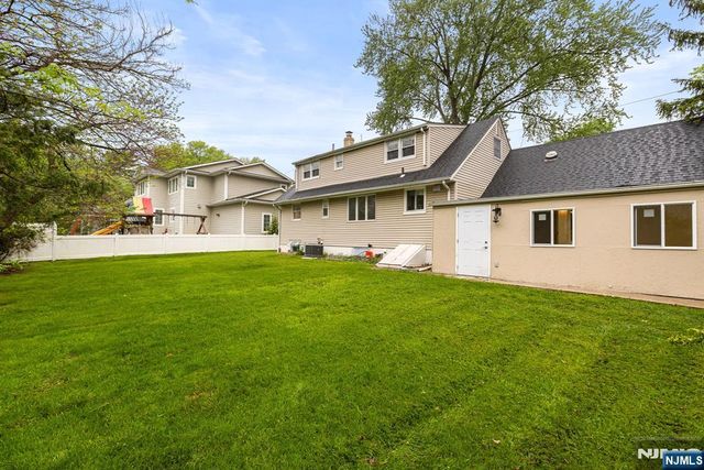 32 Beechwood Road, Cresskill, NJ 07626