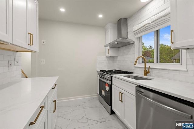 32 Beechwood Road, Cresskill, NJ 07626