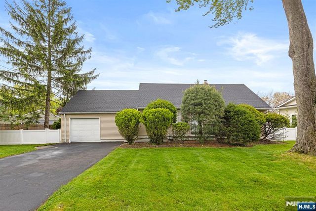 32 Beechwood Road, Cresskill, NJ 07626