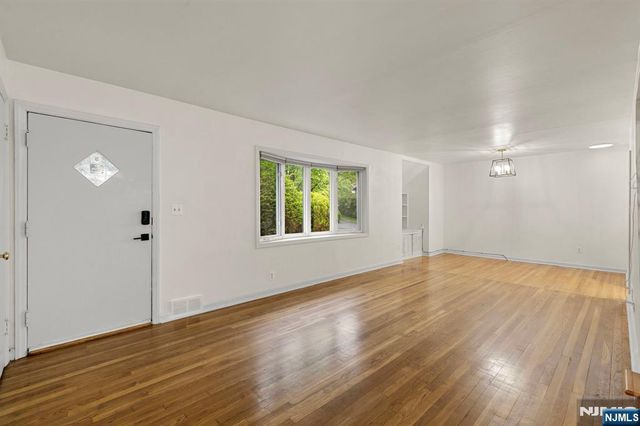 32 Beechwood Road, Cresskill, NJ 07626