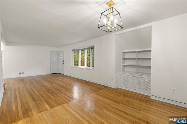 32 Beechwood Road, Cresskill, NJ 07626