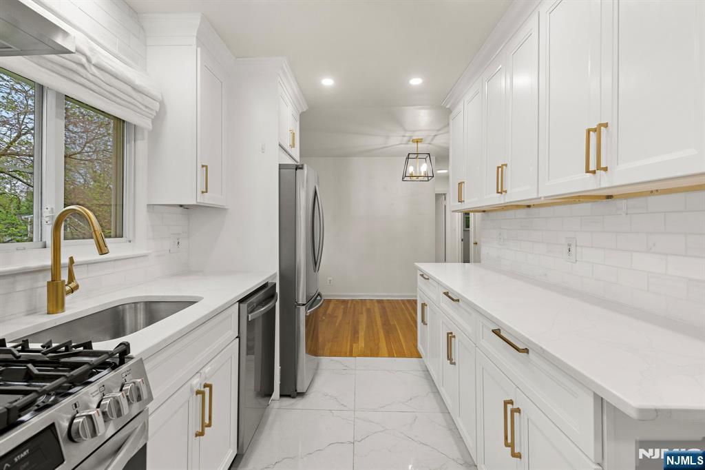 32 Beechwood Road, Cresskill, NJ 07626