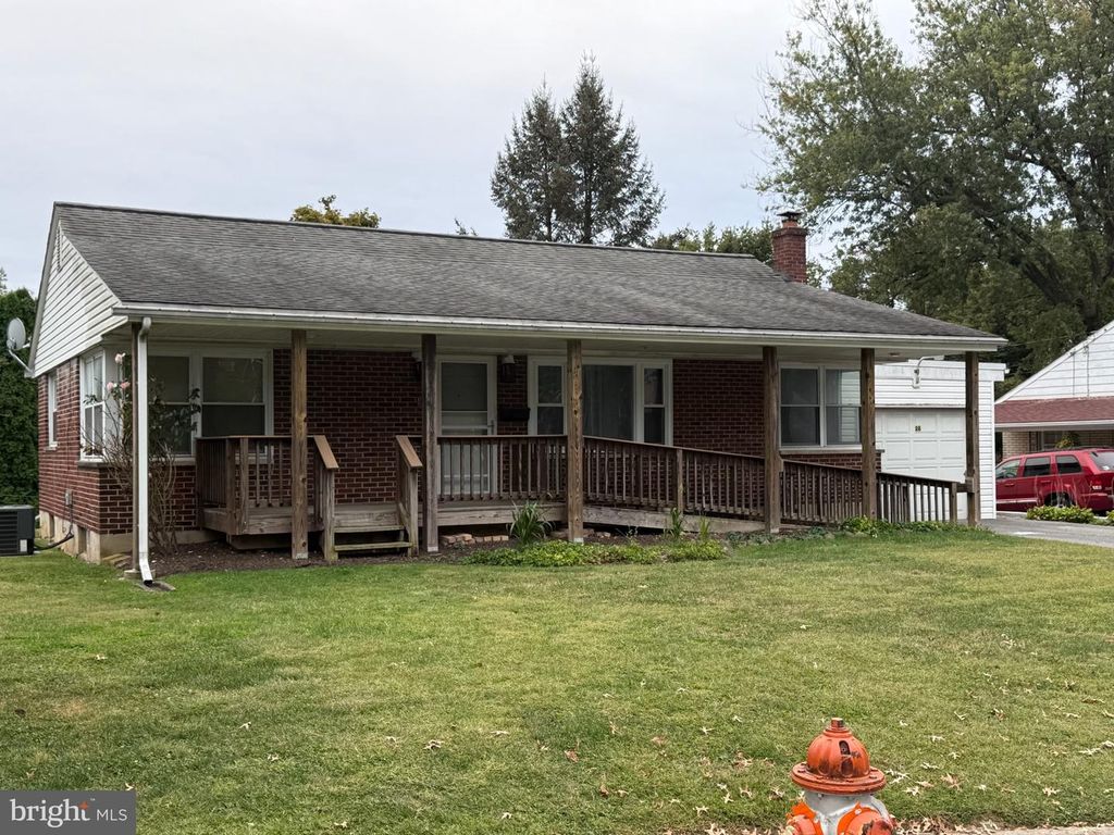 28 LAUREL AVE, Elizabethtown, PA 17022