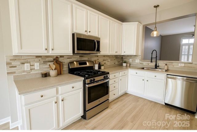 318 Shingleoak Drive, Lake Wylie, SC 29710