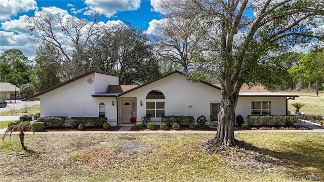 2 Fairwoods Court, Homosassa, FL 34446