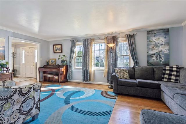 24 Langhorne RD, Newport News, VA 23606