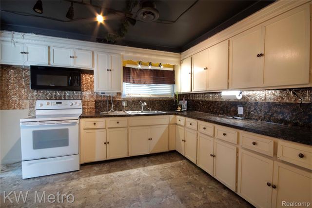25405 Miracle Drive, Madison Heights, MI 48071