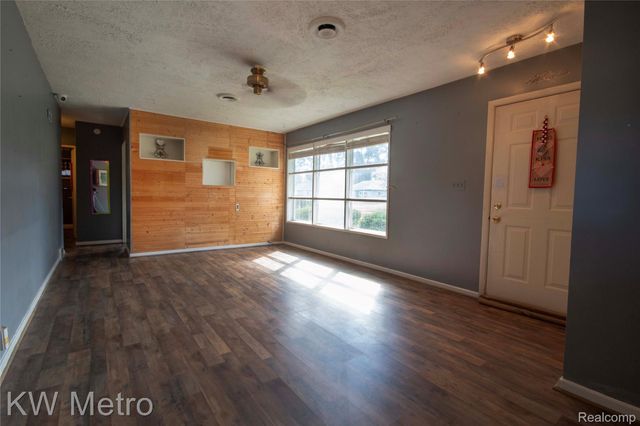 25405 Miracle Drive, Madison Heights, MI 48071