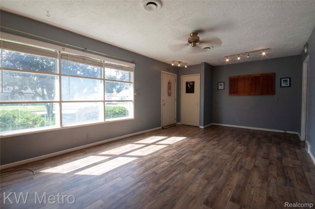 25405 Miracle Drive, Madison Heights, MI 48071