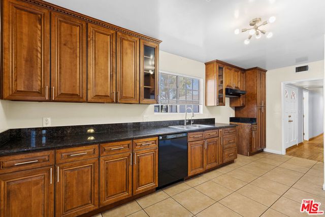 7039 Wortser Avenue, North Hollywood, CA 91605