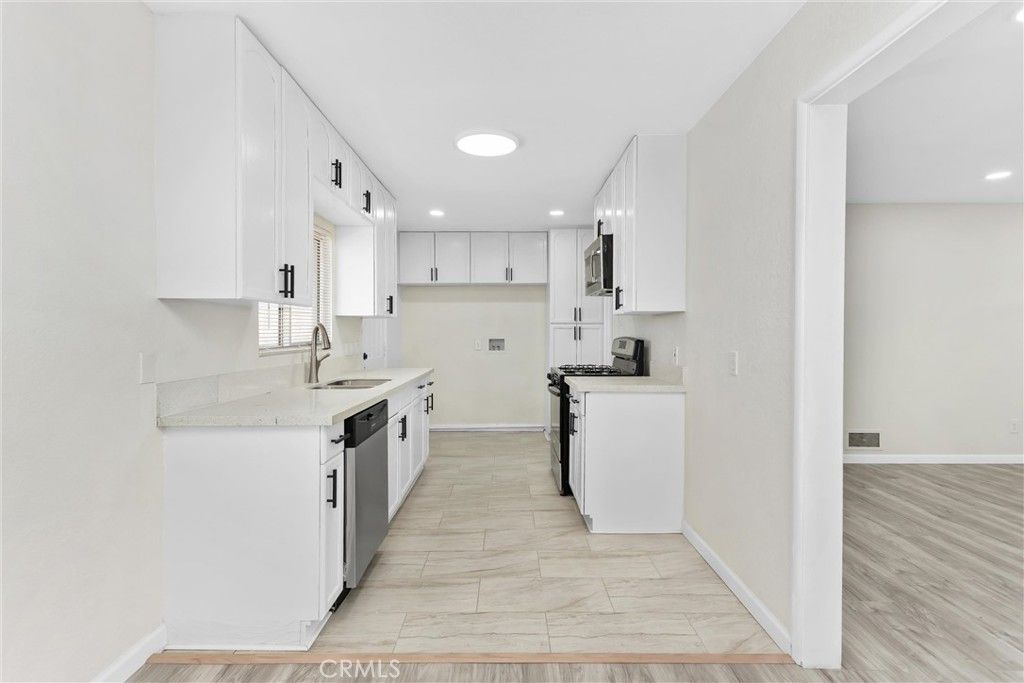 Image 11 of property listing at 15944 Wintun Road, Apple Valley, CA 92307