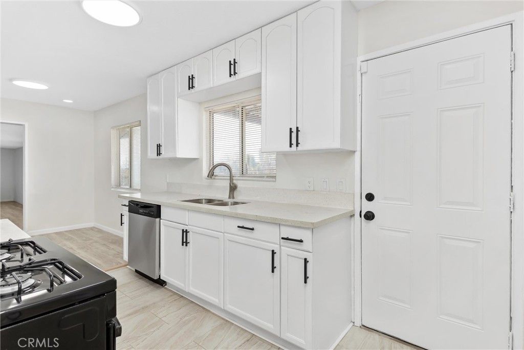 Image 12 of property listing at 15944 Wintun Road, Apple Valley, CA 92307