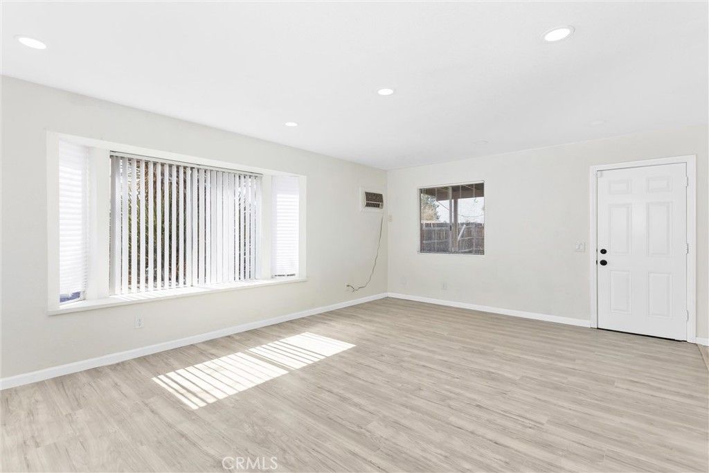 Image 33 of property listing at 15944 Wintun Road, Apple Valley, CA 92307