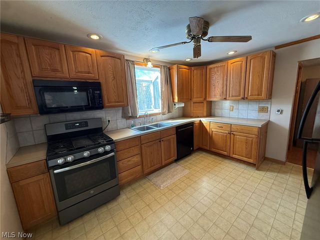 6784 Old Zoarville Road NE, Zoarville, OH 44656