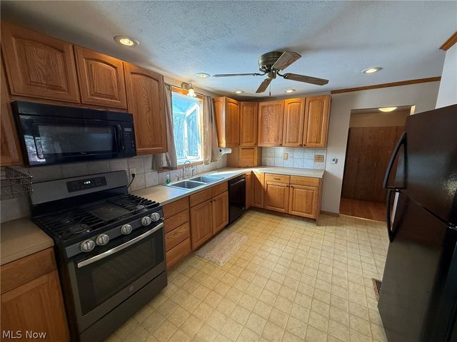 6784 Old Zoarville Road NE, Zoarville, OH 44656