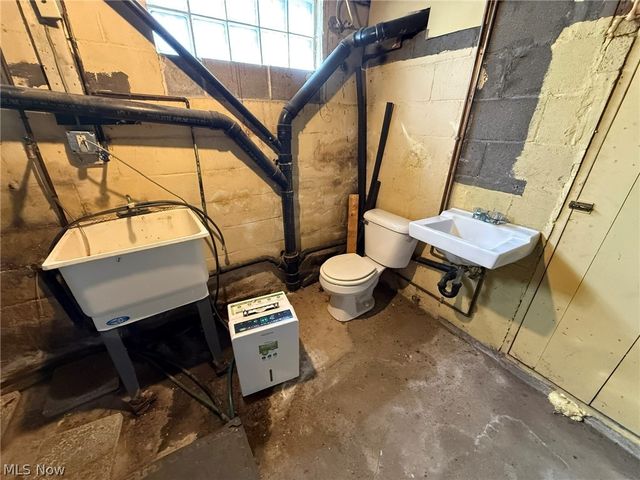 6784 Old Zoarville Road NE, Zoarville, OH 44656