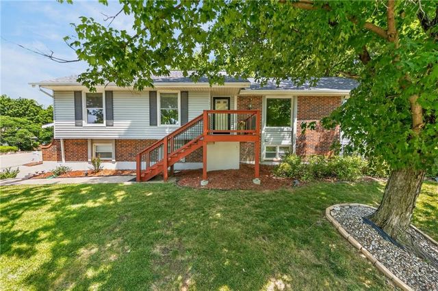 7401 N Strathbury Avenue, Kansas City, MO 64151