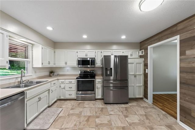 7401 N Strathbury Avenue, Kansas City, MO 64151
