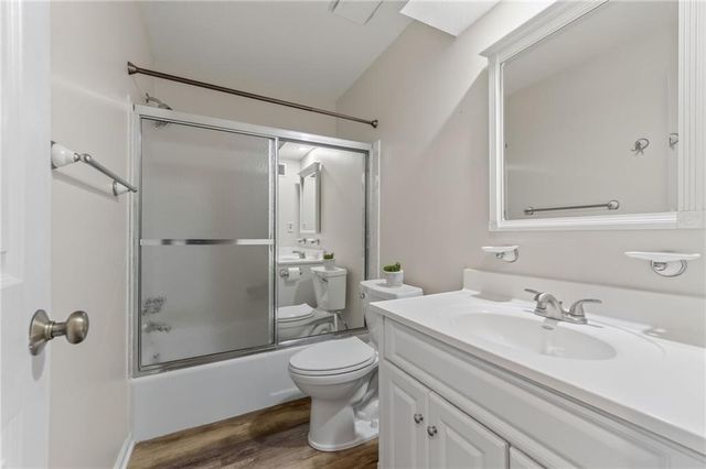 7401 N Strathbury Avenue, Kansas City, MO 64151