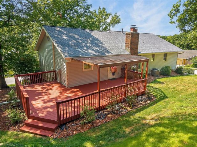 7401 N Strathbury Avenue, Kansas City, MO 64151