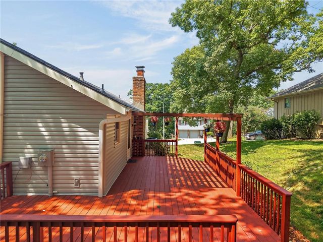 7401 N Strathbury Avenue, Kansas City, MO 64151