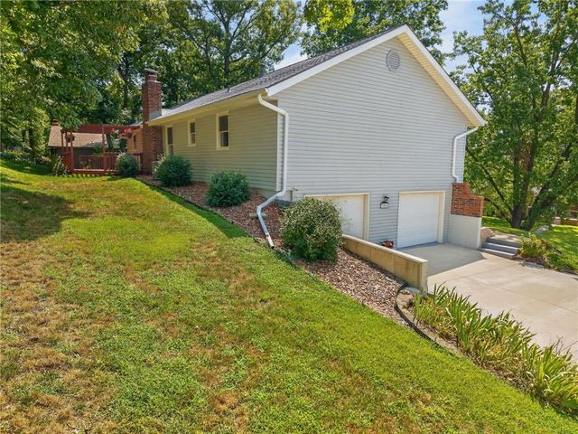 7401 N Strathbury Avenue, Kansas City, MO 64151
