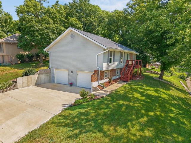 7401 N Strathbury Avenue, Kansas City, MO 64151