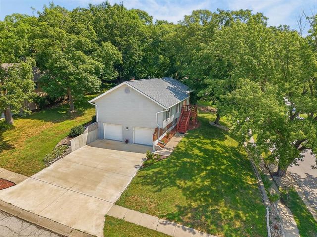 7401 N Strathbury Avenue, Kansas City, MO 64151