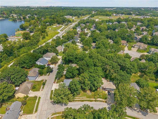 7401 N Strathbury Avenue, Kansas City, MO 64151
