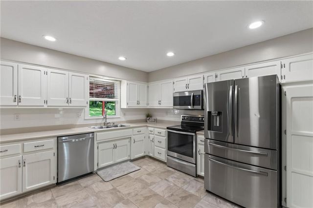 7401 N Strathbury Avenue, Kansas City, MO 64151