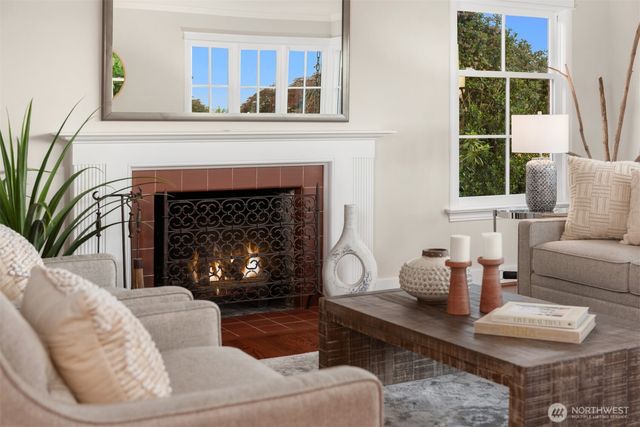 1915 35th Avenue W, Seattle, WA 98199