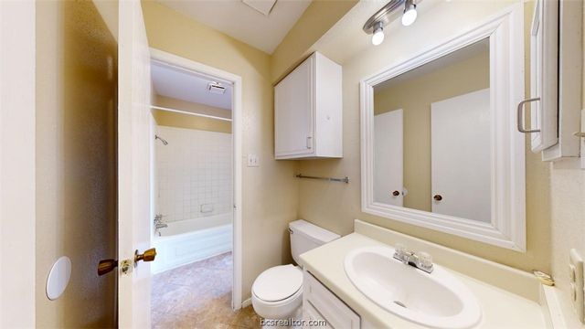 301 Manuel Drive D, College Station, TX 77840