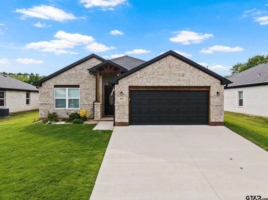 103 St. James, Mt Pleasant, TX 75455