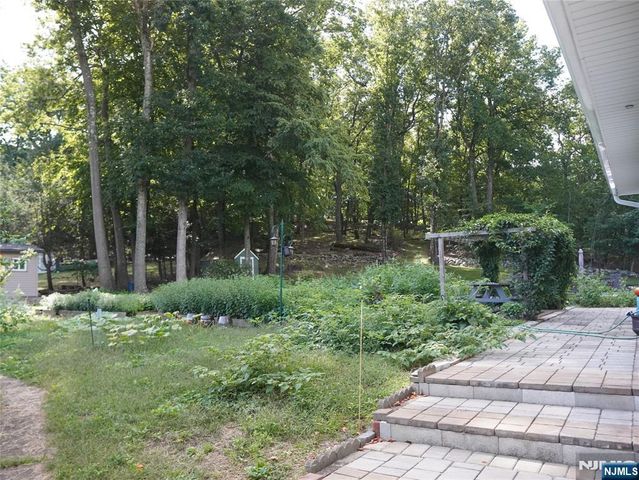 50 Knolls Road, Bloomingdale, NJ 07403