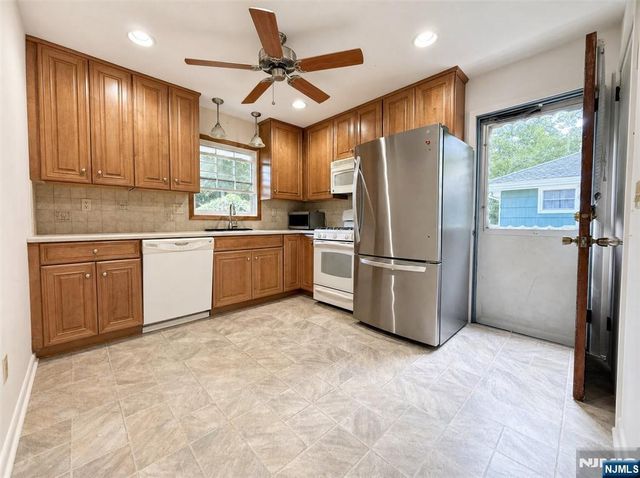 50 Knolls Road, Bloomingdale, NJ 07403