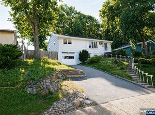 50 Knolls Road, Bloomingdale, NJ 07403