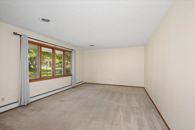 300 Quaker Lane N, Plymouth, MN 55441