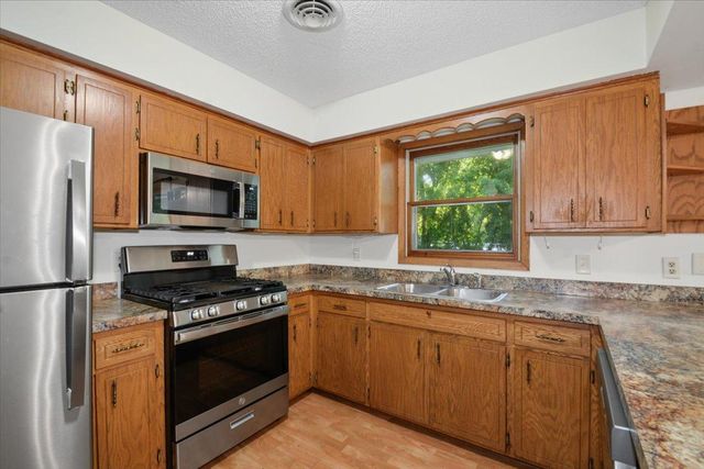 300 Quaker Lane N, Plymouth, MN 55441