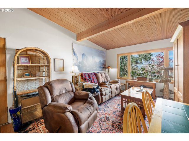 2705 Nw PETTYGROVE St, Portland, OR 97210