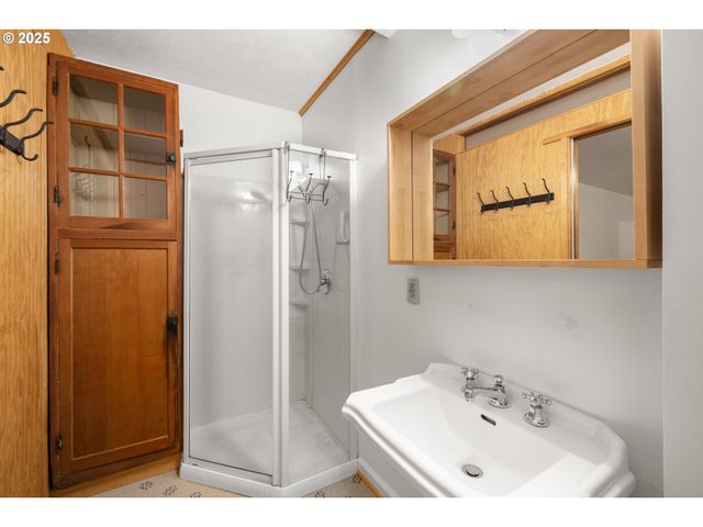 2705 Nw PETTYGROVE St, Portland, OR 97210