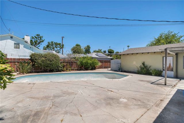 23635 Bessemer Street, Woodland Hills, CA 91367