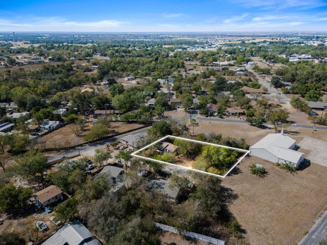 102 Masonic DR, Elgin, TX 78621