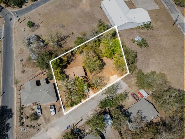 102 Masonic DR, Elgin, TX 78621