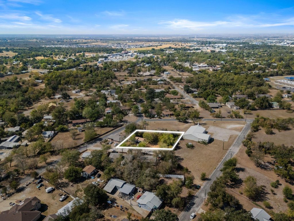 102 Masonic DR, Elgin, TX 78621
