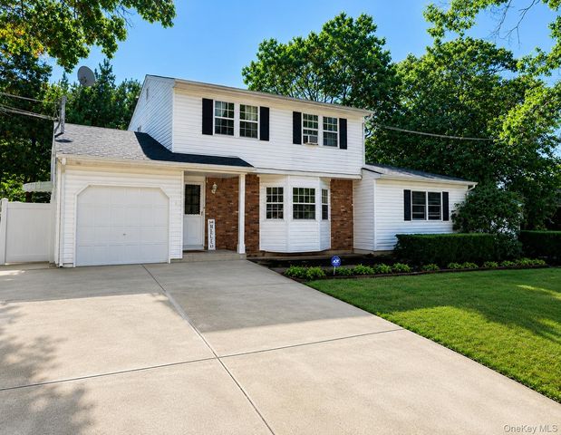 250 Clarice Boulevard, Holbrook, NY 11741